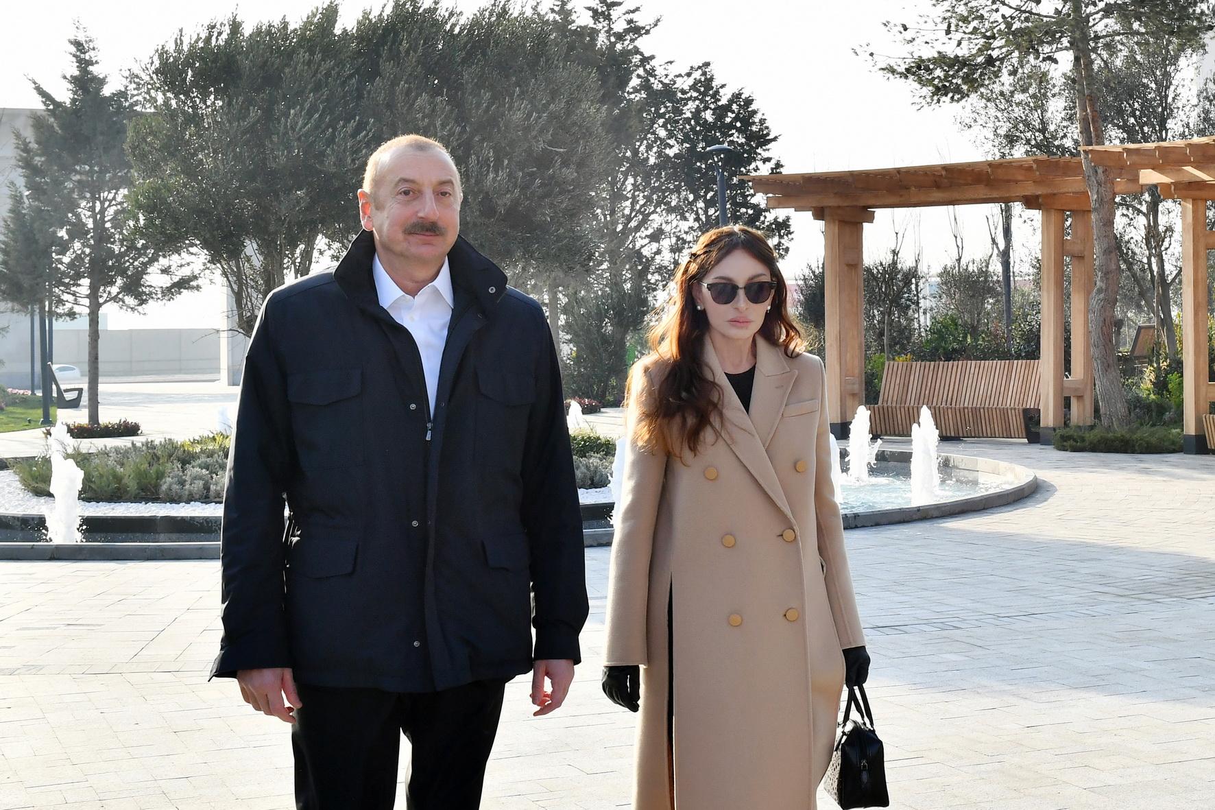 İlham Əliyev və Mehriban Əliyeva Bakıda yeni təmir olunmuş parkda - FOTO