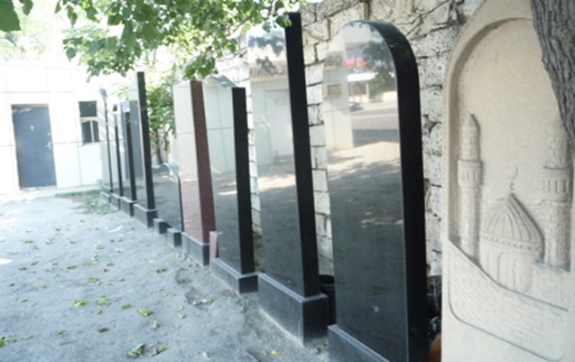Bakıda qadın qohumunun qəbrini təhqir etdi: Həbs edildi
