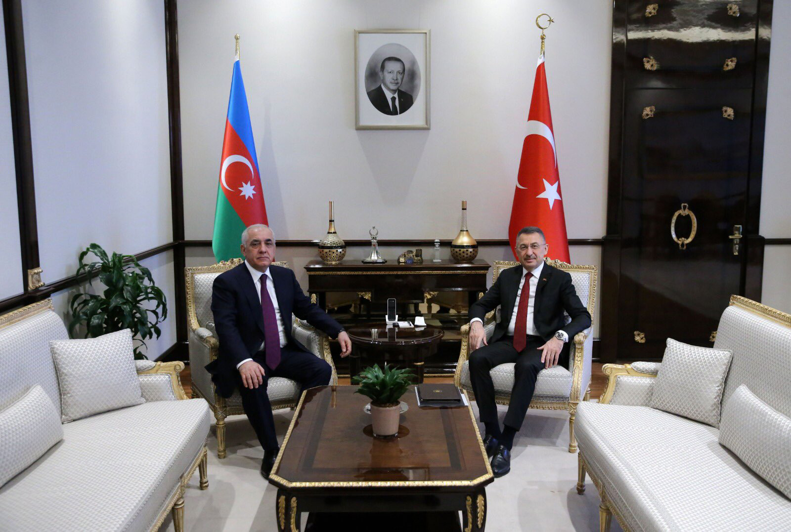 Əli Əsədov Fuad Oktayla telefonla danışdı
