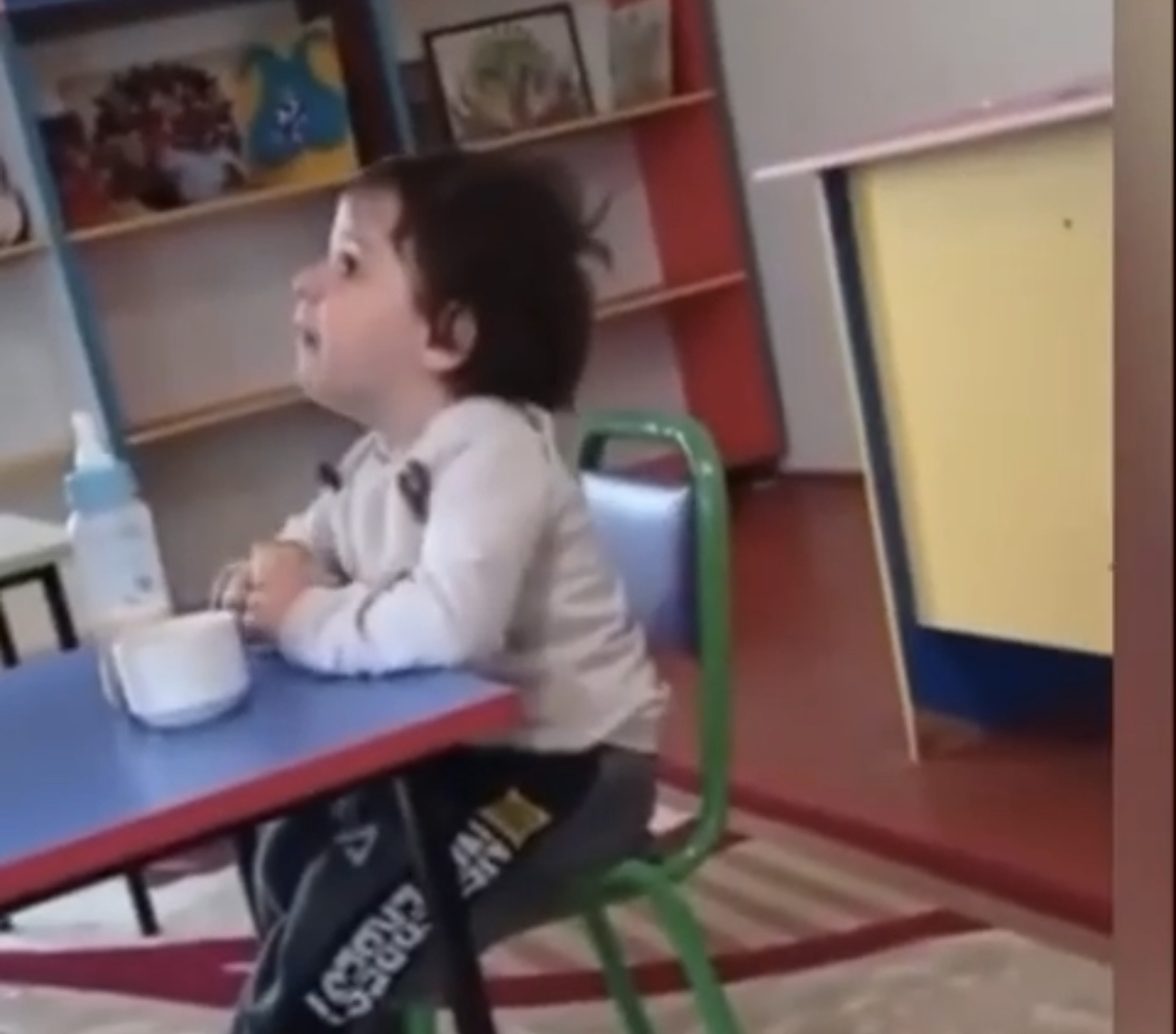 Bakıda uşaq bağçasında dəhşət - Tərbiyəçi körpəni belə döyür VİDEO