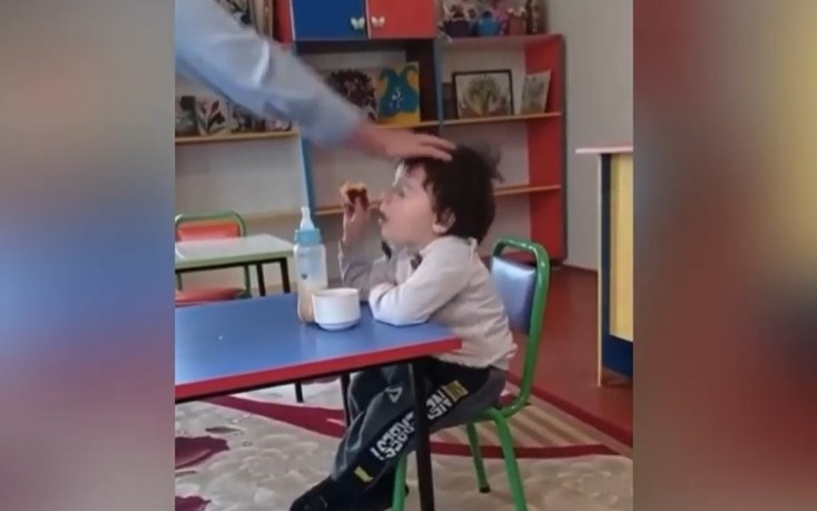 Uşağın döyüldüyü bağça məlum oldu: Qohumu imiş