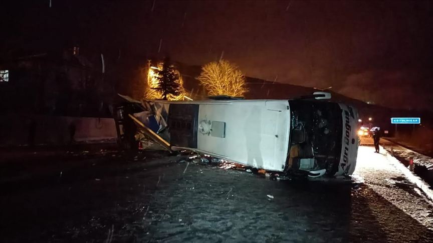 Türkiyədə sərnişin avtobusu yük maşınına çırpılaraq aşıb, yaralılar var