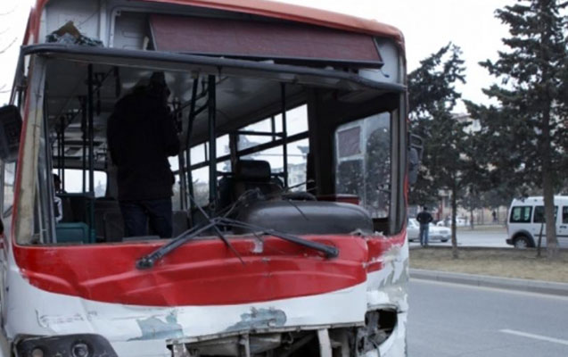 Bakıda 2 avtobus toqquşdu, xəsarət alan var - VİDEO