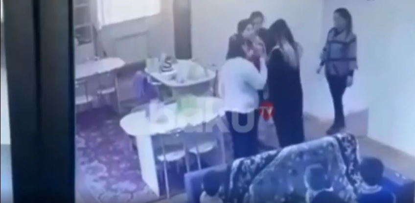 Bakıda uşaq bağçasında şok olay: Valideyn müəlliməni belə döydü - VİDEO