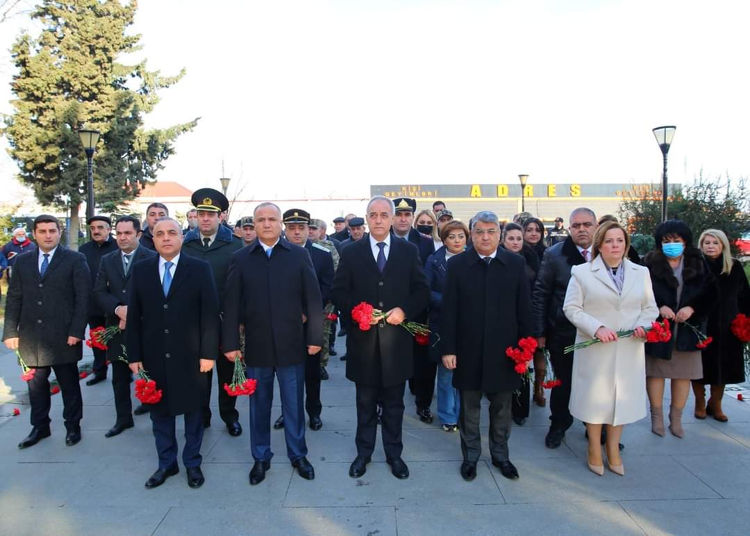 İcra başçısı “Güllə yağışı” abidəsini ziyarət etdi - FOTOLAR