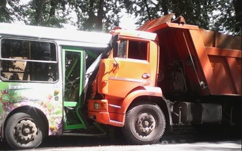 Binəqədidə ağır qəza: Sərnişin avtobusu “KamAZ”a çırpıldı, xəsarət alan var