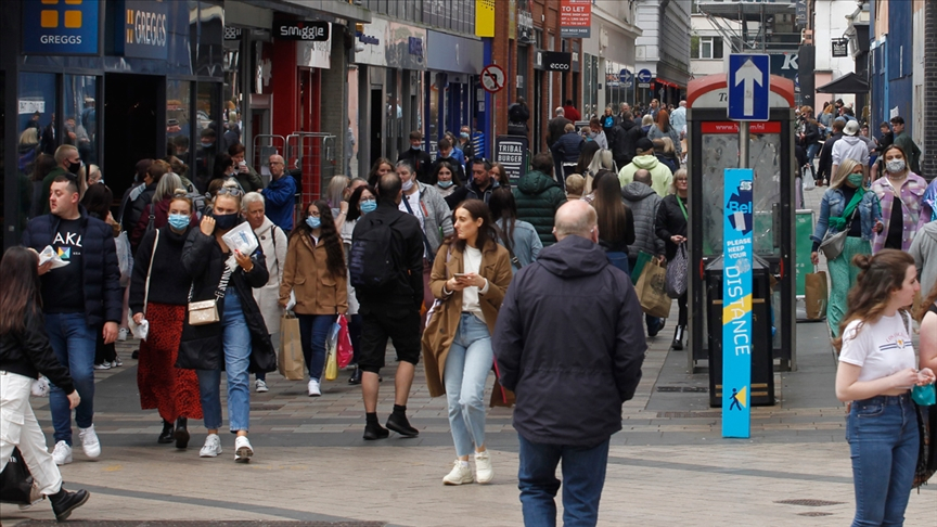 Daha bir Avropa ölkəsi COVİD-19 məhdudiyyətlərinin bir çoxunu ləğv edir