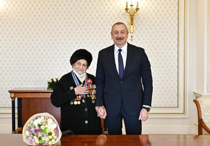 İlham Əliyev Fatma Səttarovaya “İstiqlal” ordenini təqdim etdi