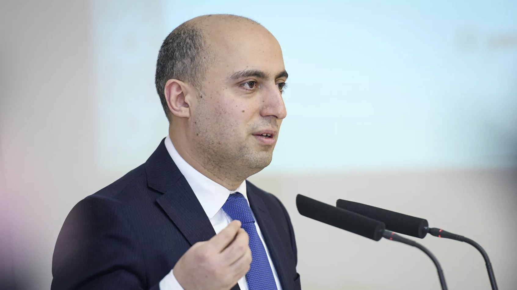 "Müəllimi belə aşağılamağa sənə kim icazə verib?" – Deputat naziri müəllimdən üzr istəməyə çağırdı