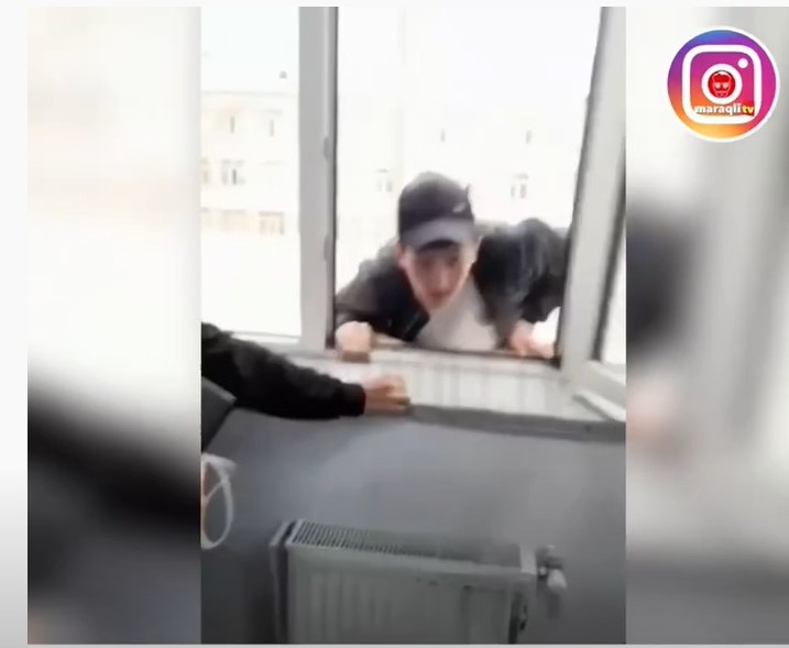 Azərbaycanda şagird pəncərədən tullanıb dərsdən qaçdı, videosu yayıldı - VİDEO