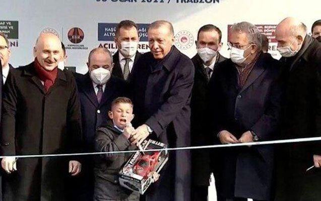 Ərdoğandan mikrofonu alan uşaq çıxışı ilə gündəm oldu - VİDEO