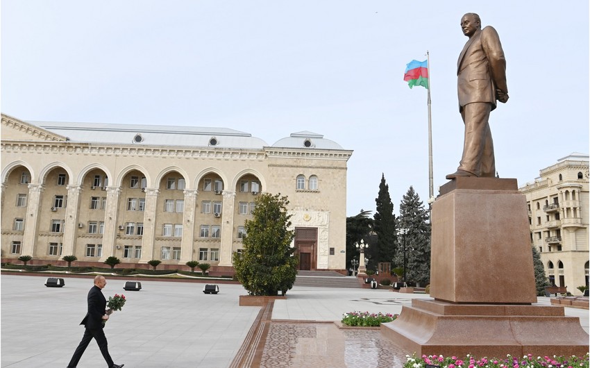 İlham Əliyev Gəncədə ümummilli lider Heydər Əliyevin abidəsini ziyarət etdi