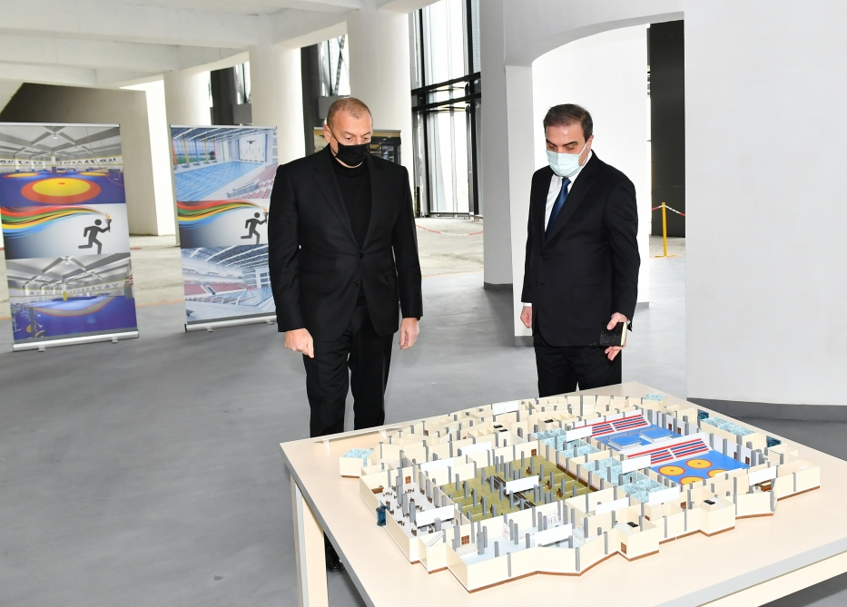 İlham Əliyev Gəncə İdman Sarayında tikinti işlərinin gedişi ilə tanış oldu