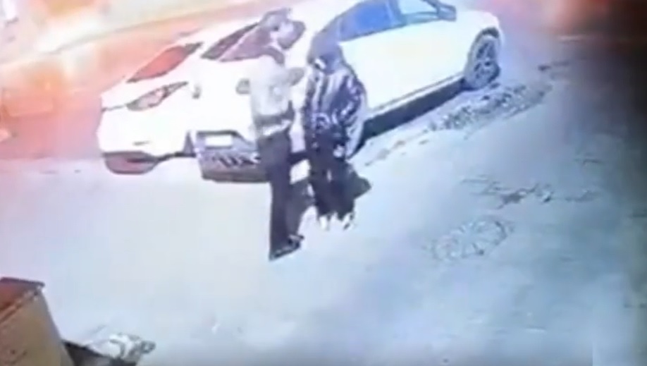 Heç kimin ağlına gəməyən üsul: Bakıda narkotiki belə satırlar -VİDEO