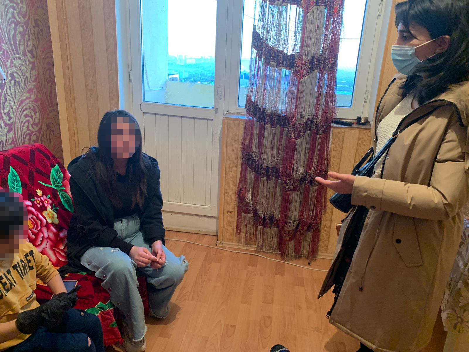 Anası tərəfindən evdə tək buraxılan uşaqla bağlı AÇIQLAMA
