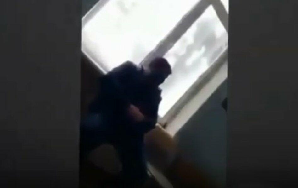 Azərbaycanda direktor dərsi kəsib müəllimi TƏHQİR ETDİ: 'Ay eşşək...' - VİDEO