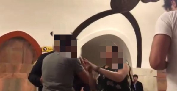 Bakıda ərinin sevgilisinin evinə hücum edən qadın hər şeyi videoya çəkdi: “Onun şalvarıdır...” – VİDEO