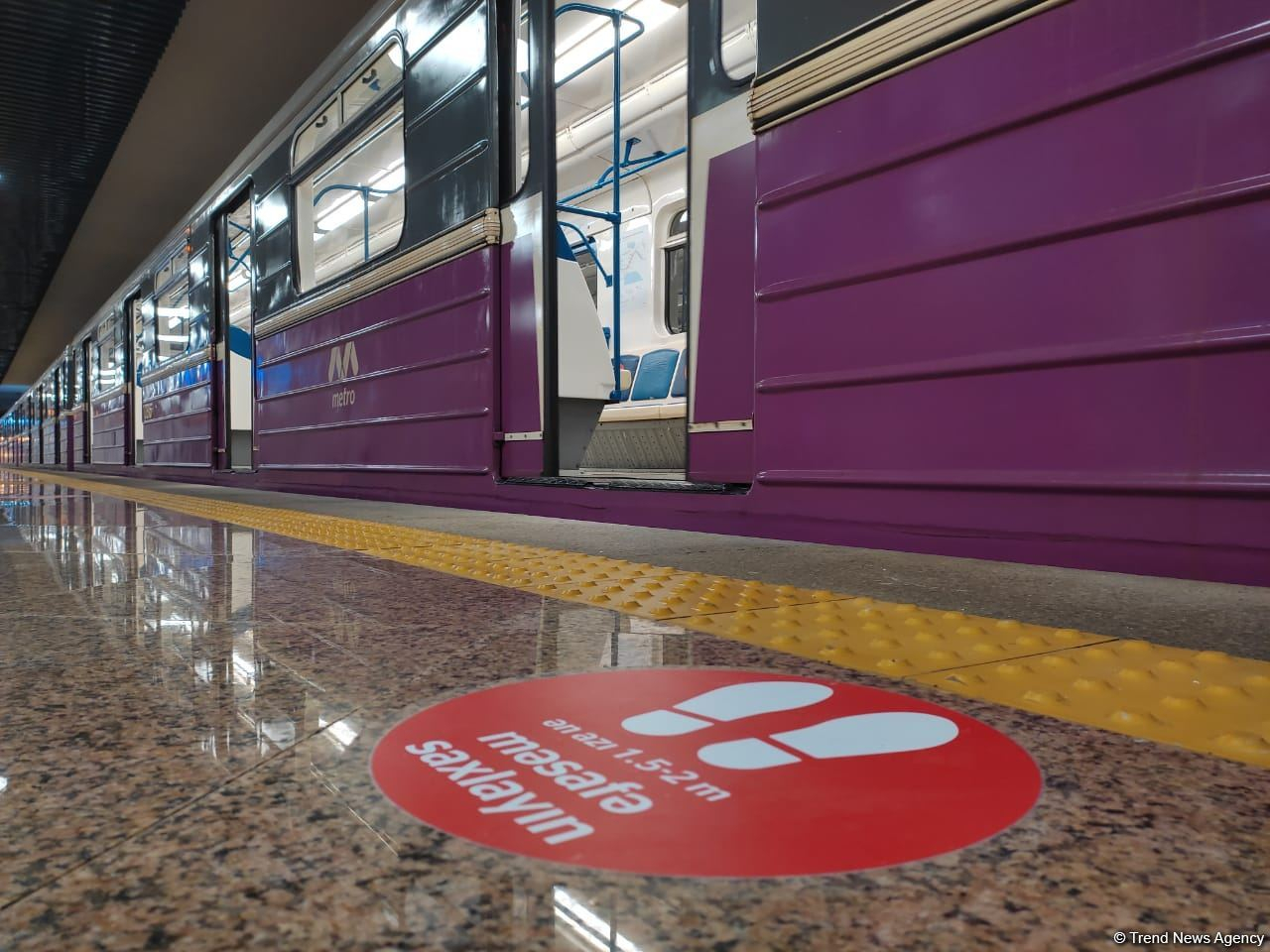 Bakı metrosunda qadın qatar yoluna düşdü
