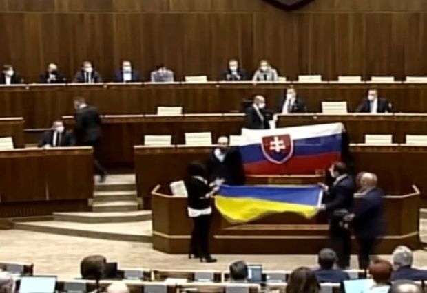 Ukrayna bayrağı Slovakiya parlamentində davaya səbəb oldu - VİDEO