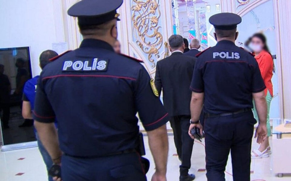 Polis 151 nəfəri şadlıq evinə buraxmadı