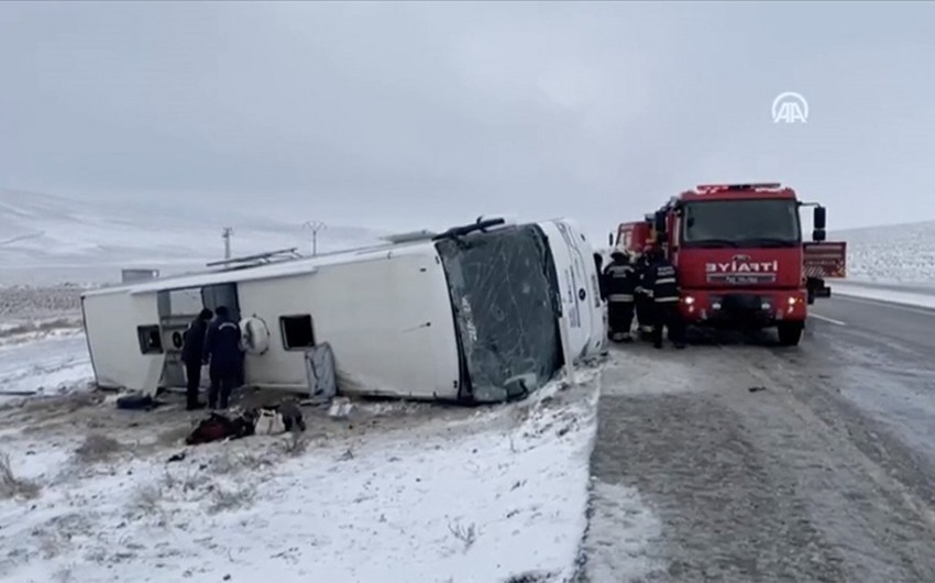 Türkiyədə avtobus aşdı: 5 nəfər öldü, 26 nəfər yaralandı