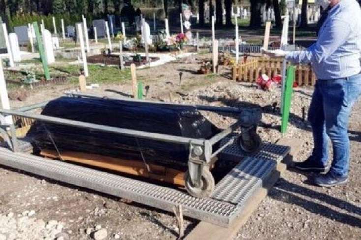 Həkim məsuliyyətsizliyi: Korona xəstəsini diri-diri "BASDIRDILAR"