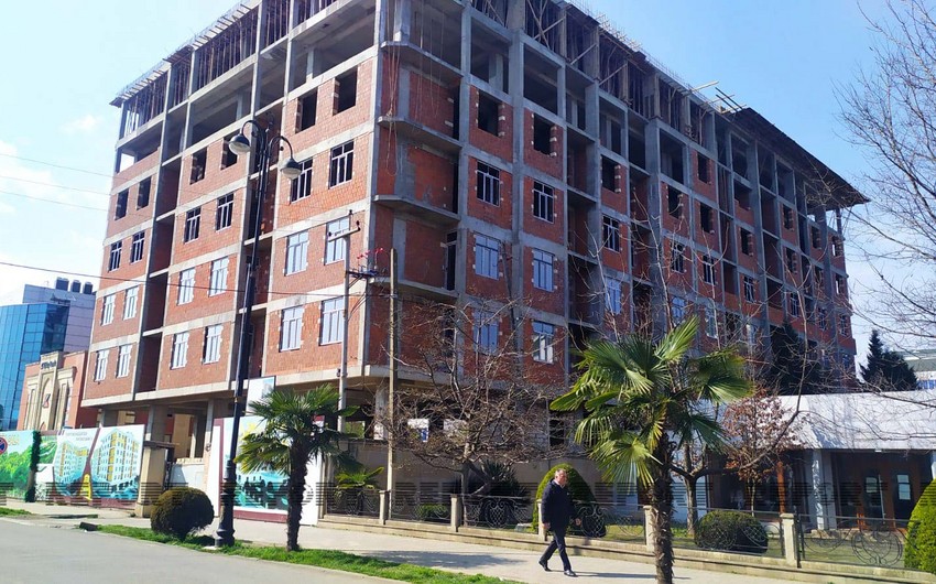 Azərbaycanda fəhlə binadan yıxılaraq ölüb
