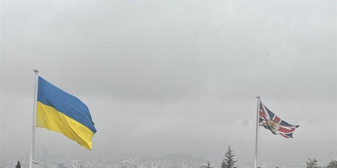 İngiltərədən daha bir jest: Ankaradakı səfirliyində Ukrayna bayrağı asdı - VİDEO