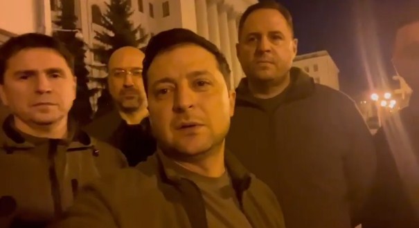 Zelenski hökumət üzvləri ilə birgə küçədən video paylaşdı: “Biz buradayıq”