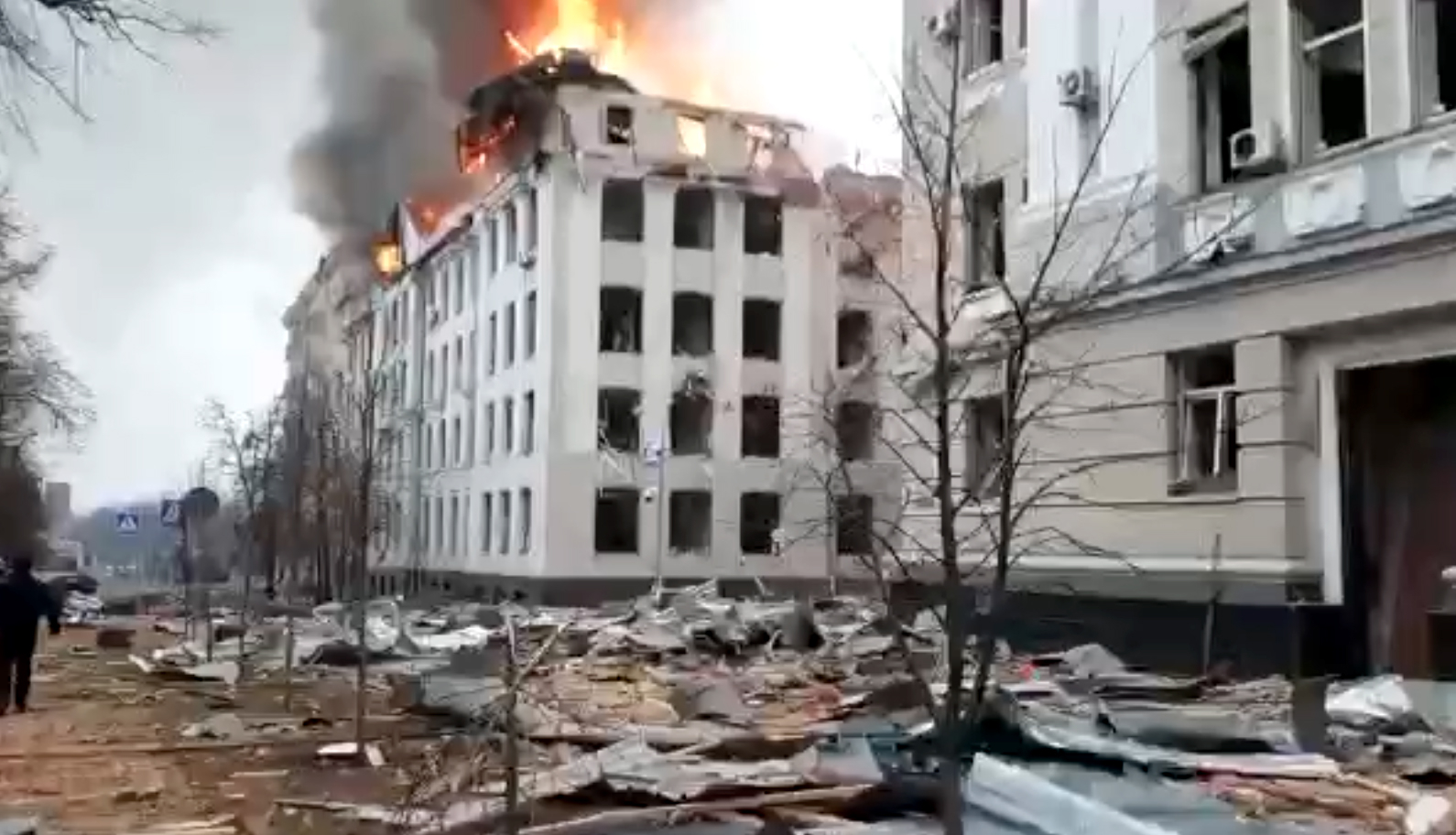 Xarkovun Polis İdarəsi raketlə vuruldu - VİDEO