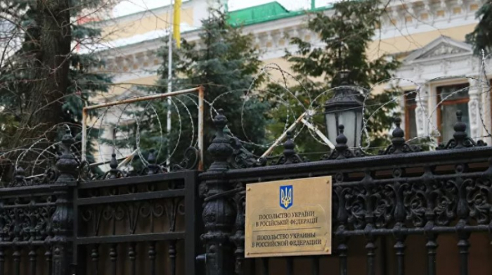 Moskvadakı Ukrayna səfirliyinin binasından bayraq endirildi