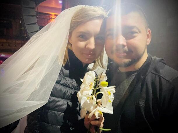 Bombalanan Kiyevdə nikah: ukraynalı polis zabiti və rus jurnalist evləndilər - FOTO