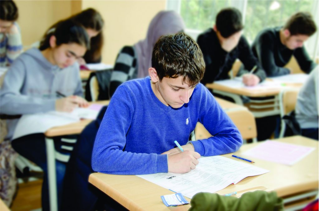 Bu gün 22 mindən çox şagird buraxılış imtahanı verəcək
