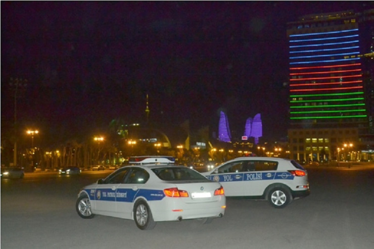 Bakıda tanınmış aparıcı gecə yolda qaldı - FOTO