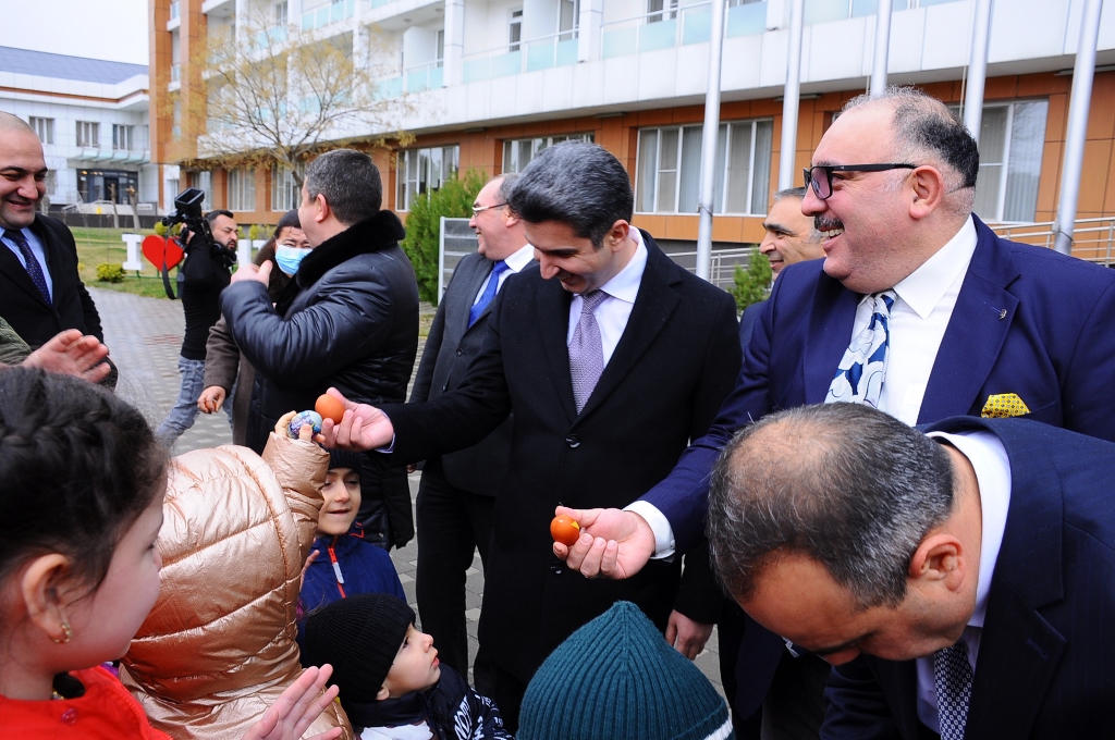 İcra başçısı ilaxır çərşənbəni Şəhid, qazi övladları ilə birgə qeyd etdi - FOTOLAR