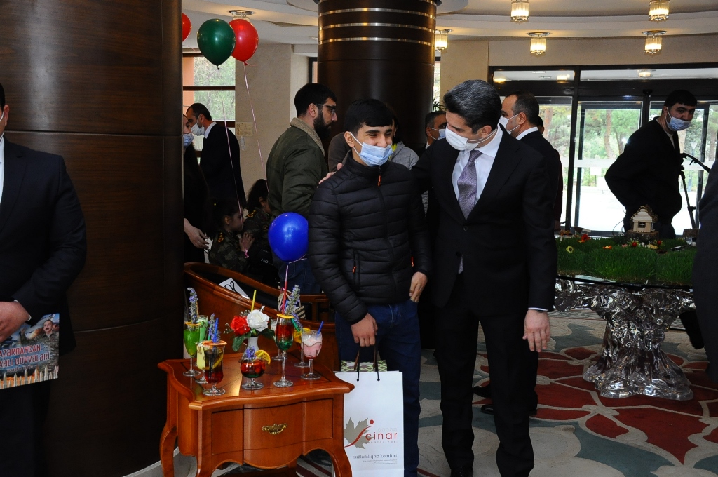 İcra başçısı ilaxır çərşənbəni Şəhid, qazi övladları ilə birgə qeyd etdi - FOTOLAR