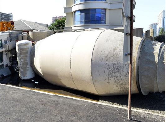 Bakıda betonqarışdıran maşın avtomobilin üzərinə aşdı - yaralananlar var