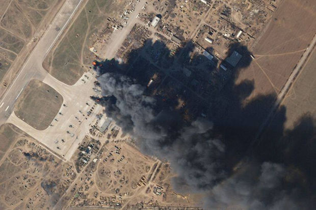 Ukrayna ordusu aerodromu vurdu: Rusiya helikopterləri külə döndü - FOTO