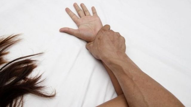 Əmisi oğlu tərəfindən zorlanan qız özünü öldürdü