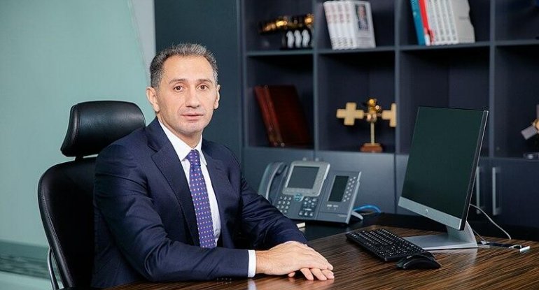 Nazir şöbə müdirini işdən çıxardı - FOTO