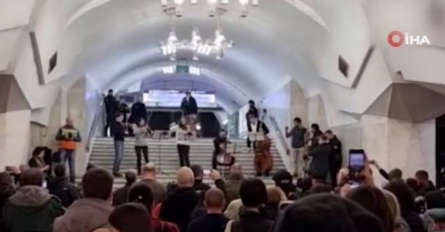 Xarkov metrosuna sığınan ukraynalılar konsert verdi: Qubernator da gəldi 