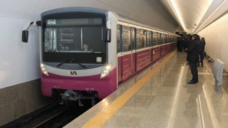 Bakı metrosunda qapıya əşya ilişdi, qatar 9 dəqiqə gecikdi