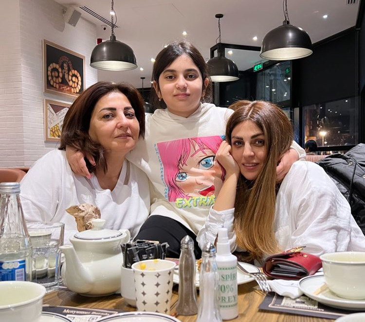 Gülay Zeynallı anası və qızı ilə görüntülərini paylaşdı - FOTO