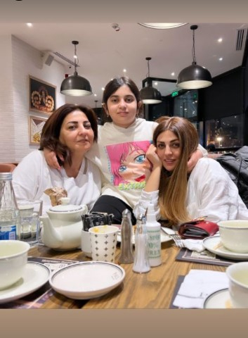 Gülay Zeynallı anası və qızı ilə görüntülərini paylaşdı - FOTO