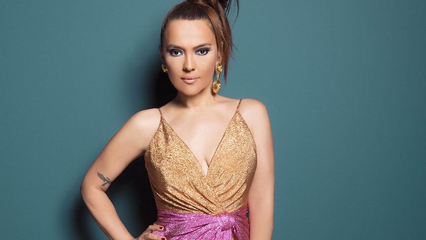 Demet Akalın: 'Bunlar yataqda ərləri üçün nə geyinirlər?' - FOTO