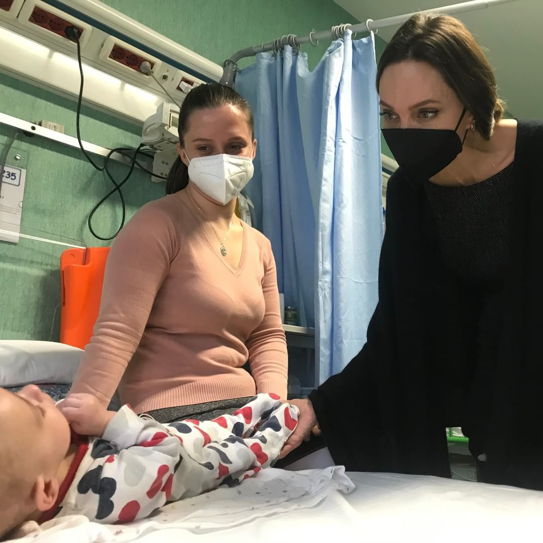 Ancelina Coli ukraynalı uşağı ziyarət etdi - FOTO