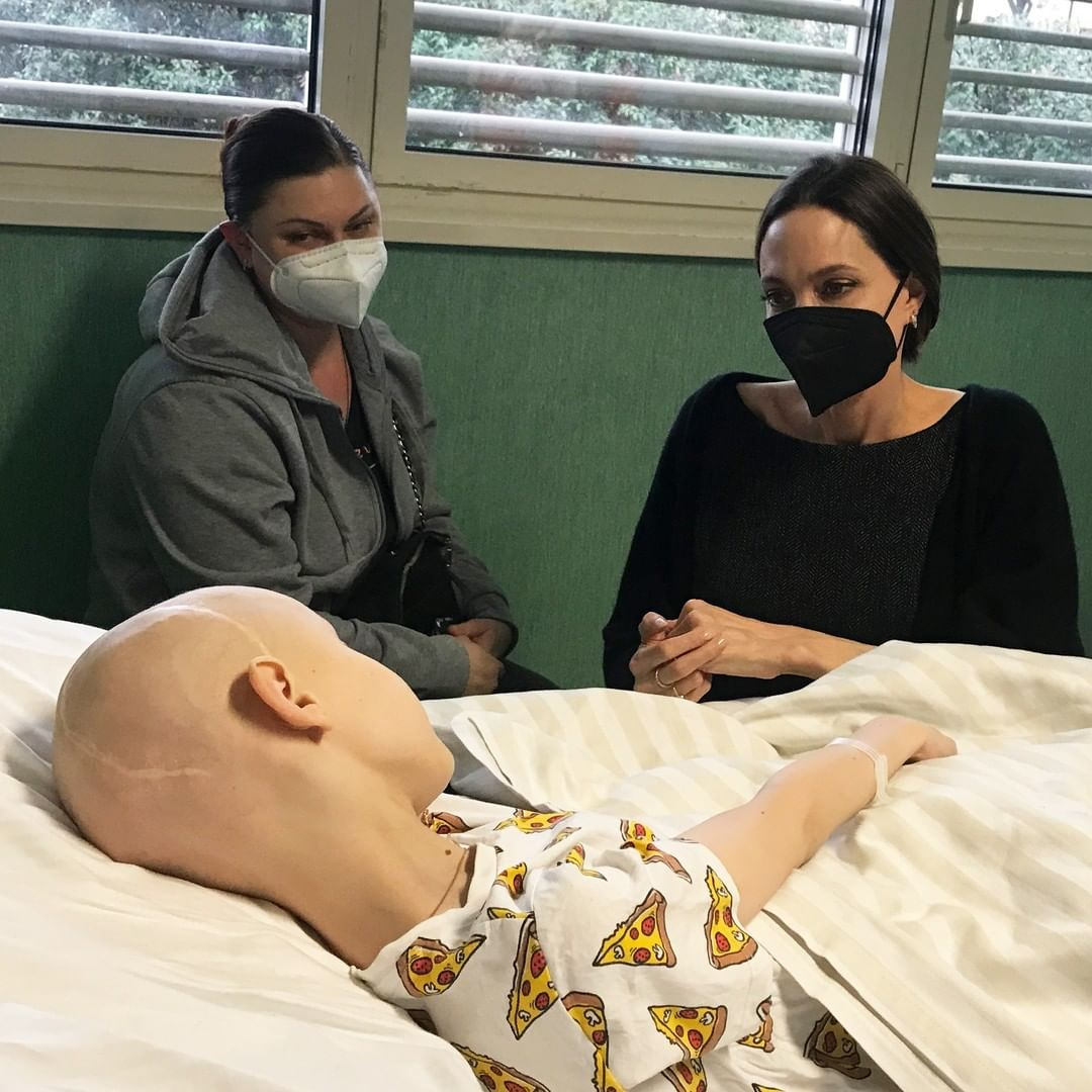Ancelina Coli ukraynalı uşağı ziyarət etdi - FOTO