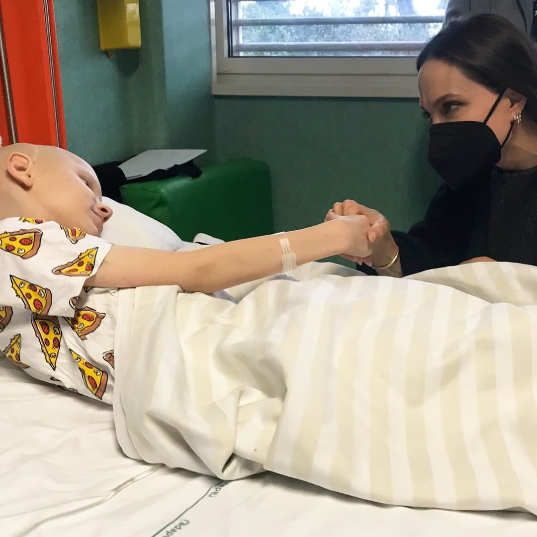 Ancelina Coli ukraynalı uşağı ziyarət etdi - FOTO