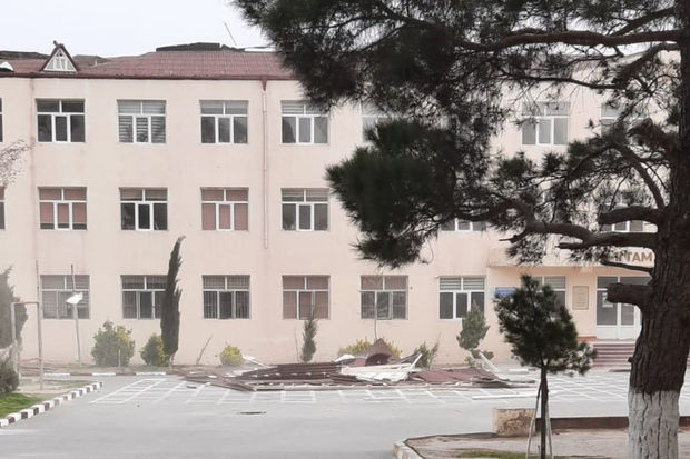 Güclü külək məktəbin damını uçurdu