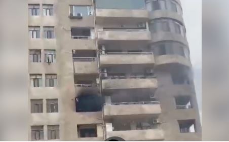 Bakıda yaşayış binasında yanğın - VİDEO
